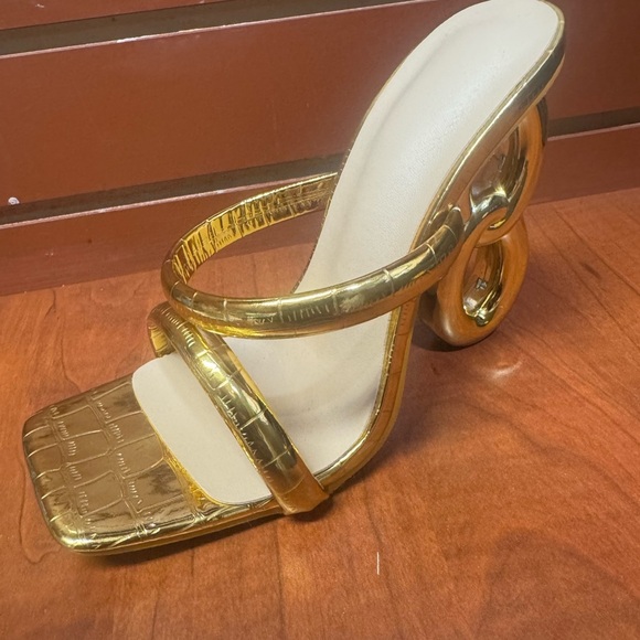 Elegant Gold Women's Heels - Picture 6 of 12